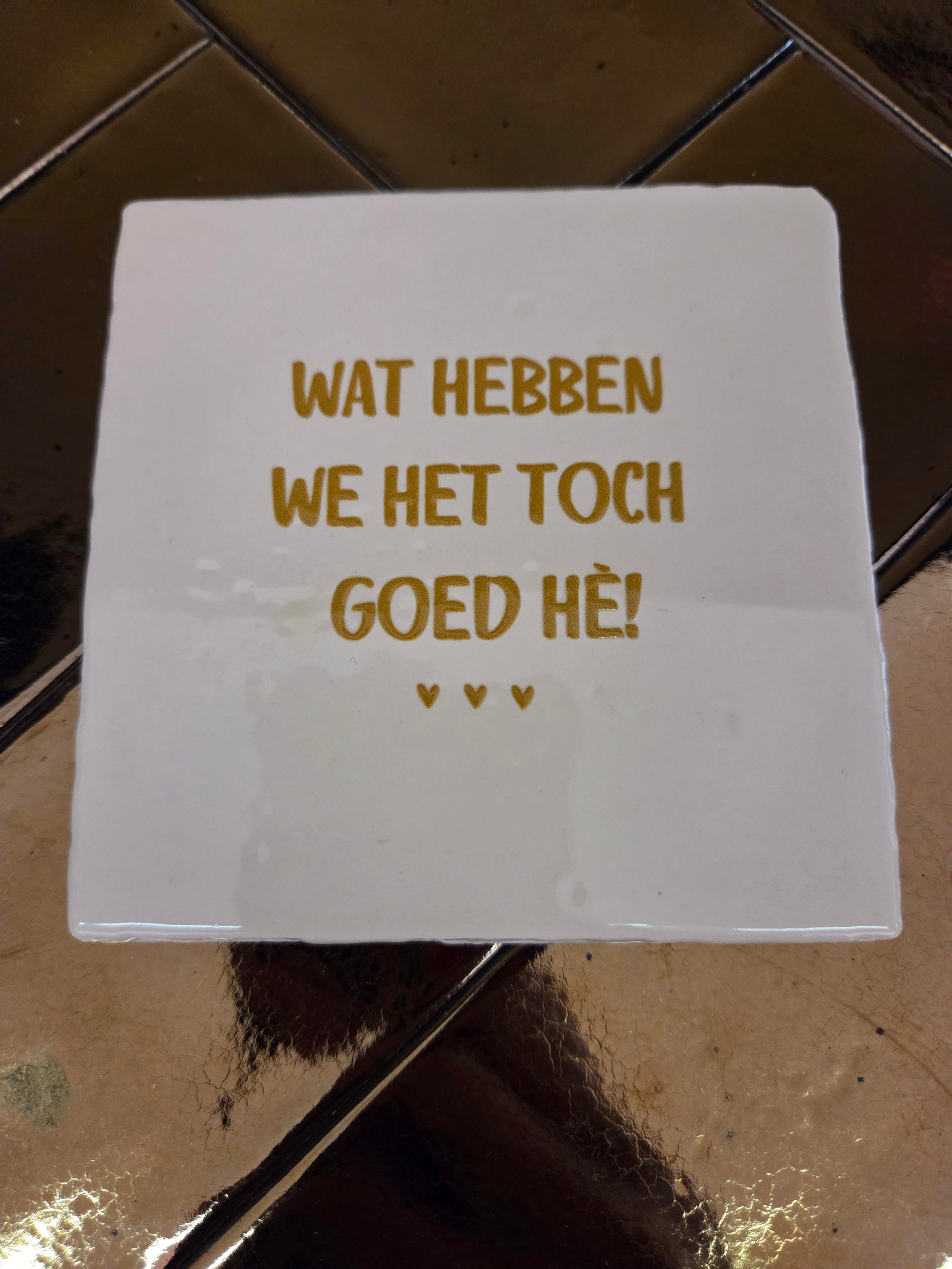 Tegel Wat Hebben We Het Goed - creme/goud