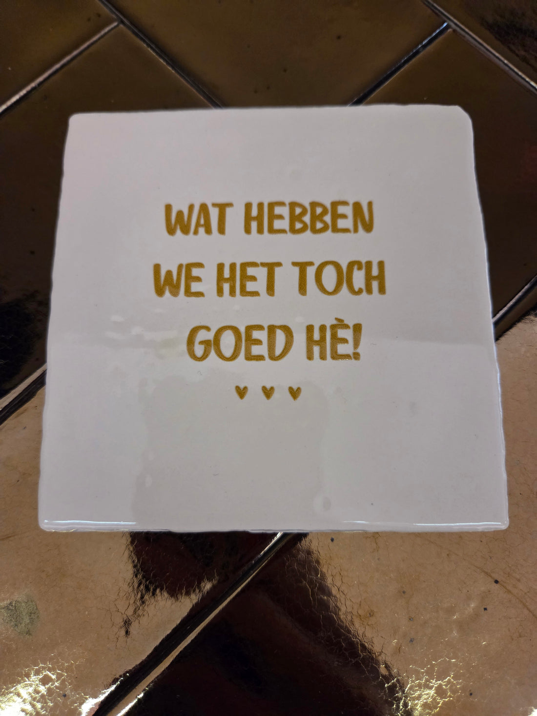 Tegel Wat Hebben We Het Goed - creme/goud