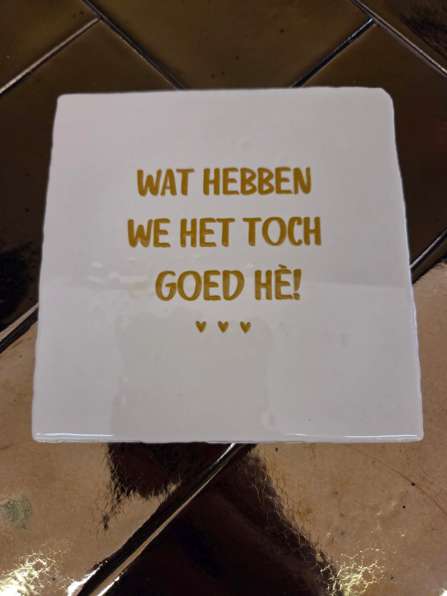 Tegel Wat Hebben We Het Goed - creme/goud