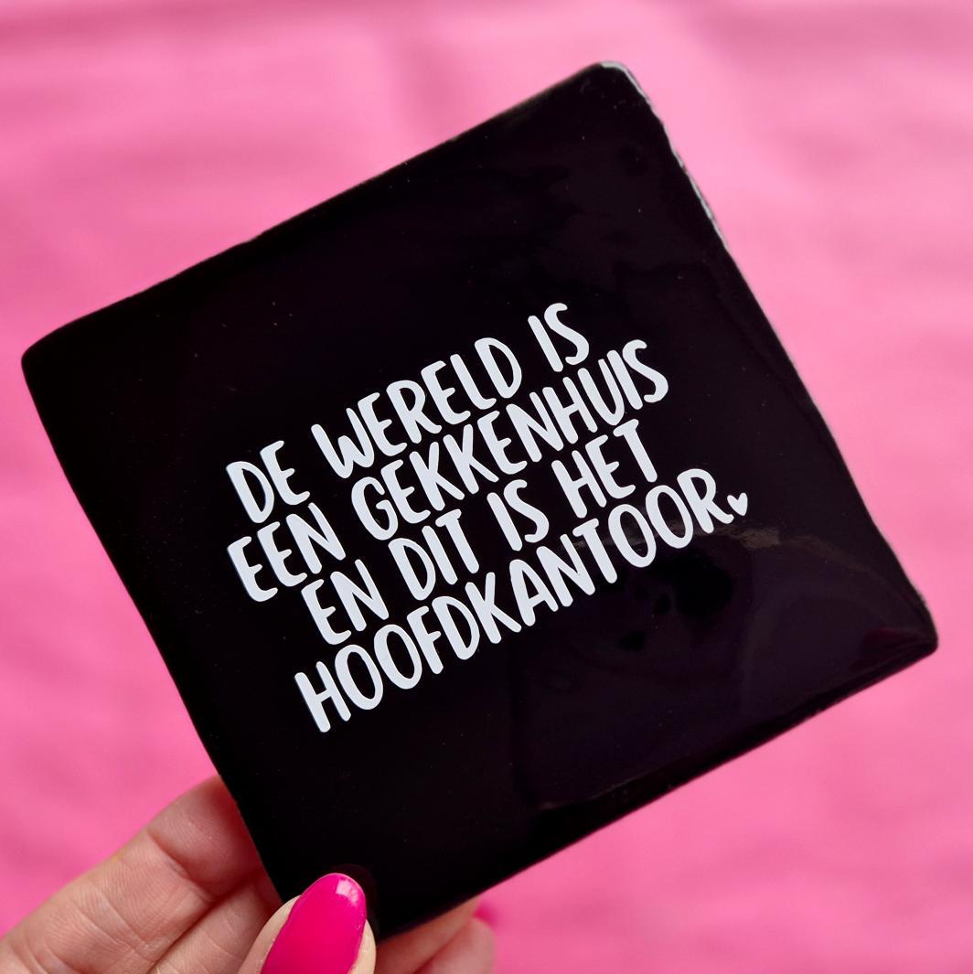 Tegeltje De Wereld Is Een.....  - zwart/wit