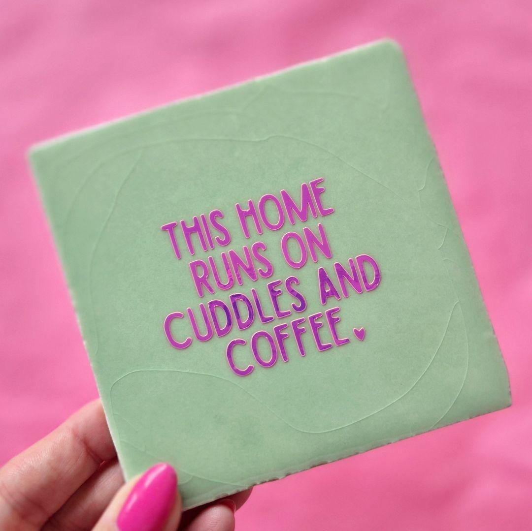 Tegeltje This House Runs On Cuddles - mintgroen/roze