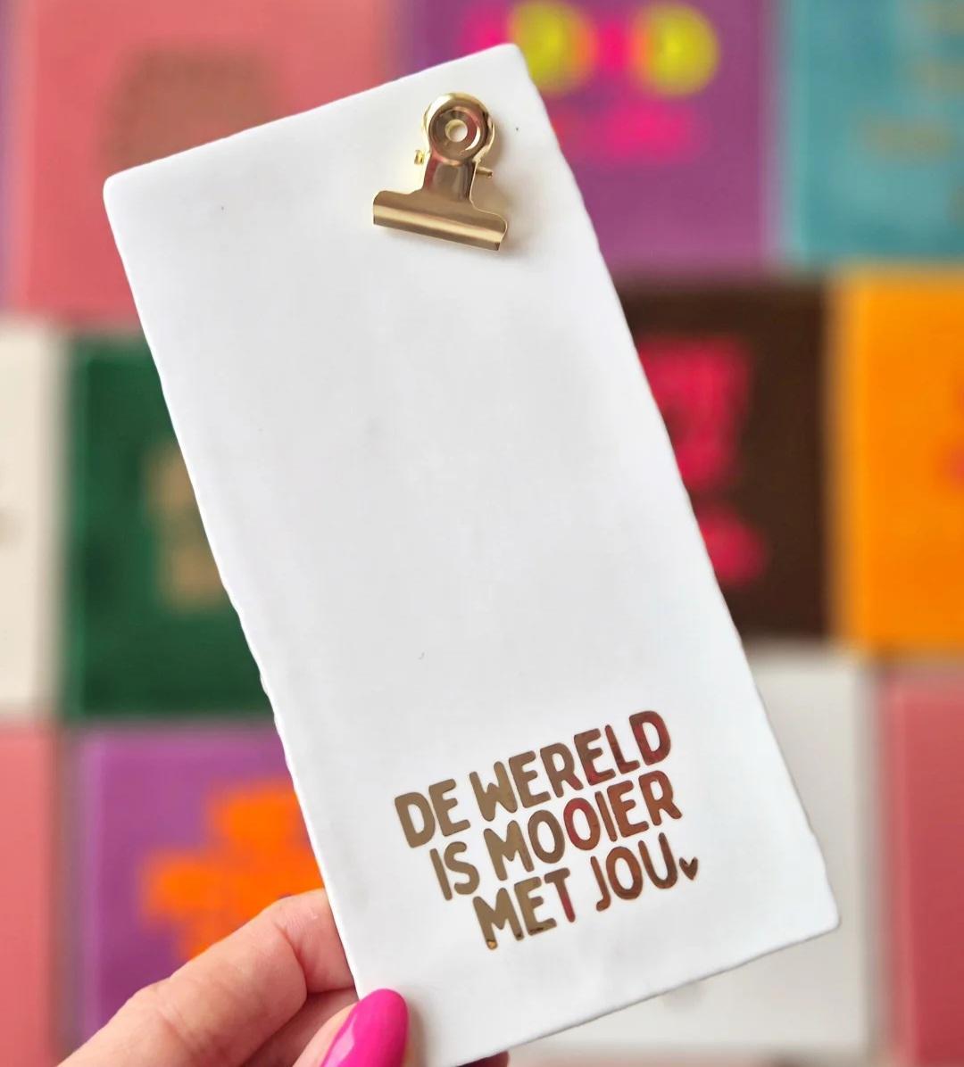 Tegeltje Met Clip - de wereld is mooier met jou - wit