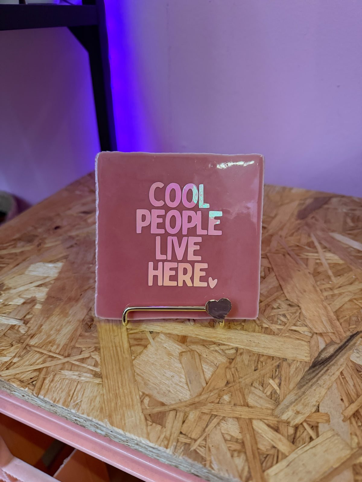 Tegeltje Cool People Live Here - roze
