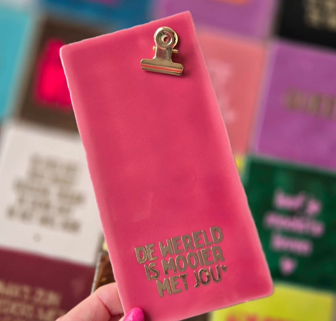 Tegeltje Met Clip - de wereld is mooier - roze