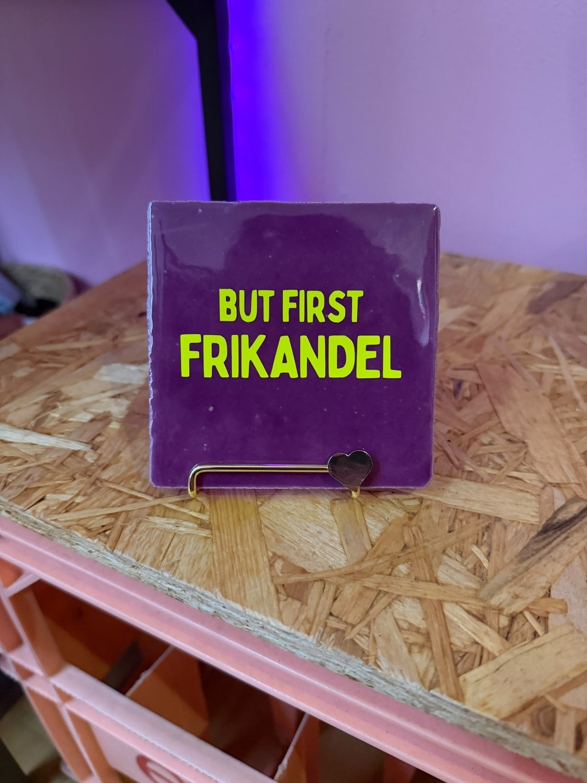Tegeltje But First Frikandel - paars